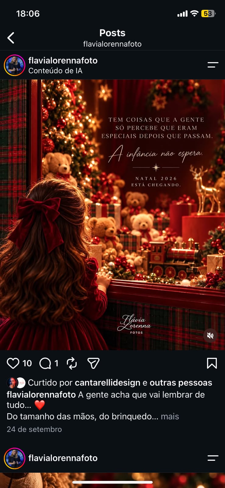 Arte da campanha de Natal da Flávia Lorenna: uma menina de vestido vermelho diante de uma vitrine com árvore iluminada, presentes e ursinhos. A infância não espera.